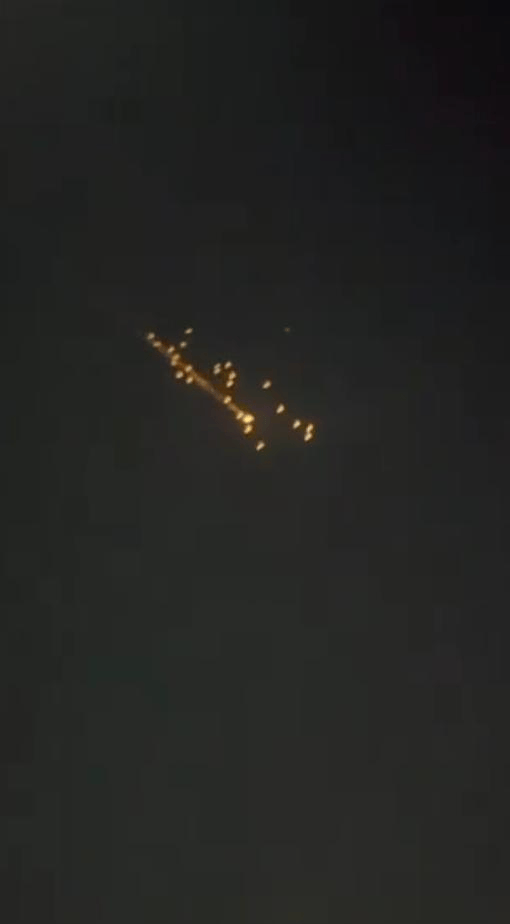 皇冠信用网怎么代理_破釜沉舟！伊朗发射子母弹猛轰皇冠信用网怎么代理，击落37架无人机，中东被炸成火海