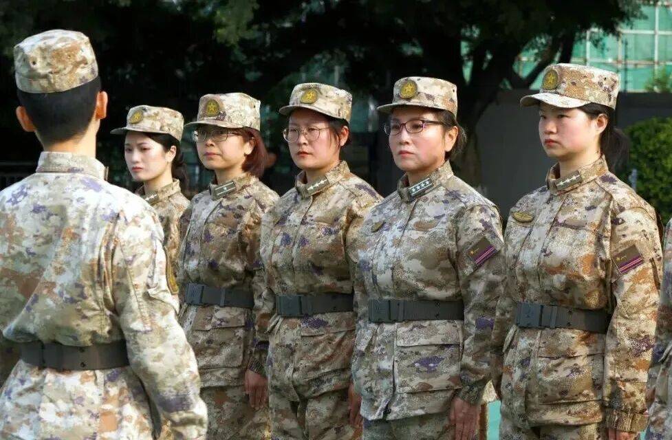 皇冠足球管理平台出租_58岁皇冠足球管理平台出租,她穿上迷彩,被授予预备役大校军衔