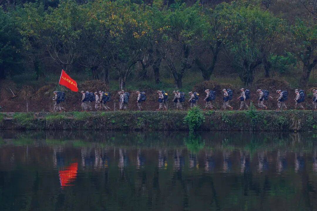 皇冠足球管理平台出租_58岁皇冠足球管理平台出租,她穿上迷彩,被授予预备役大校军衔
