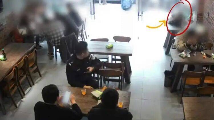皇冠信用网开户_上海民警在餐馆吃饭皇冠信用网开户,发现邻座女子不对劲…当场抓住,果然是在逃嫌疑犯!