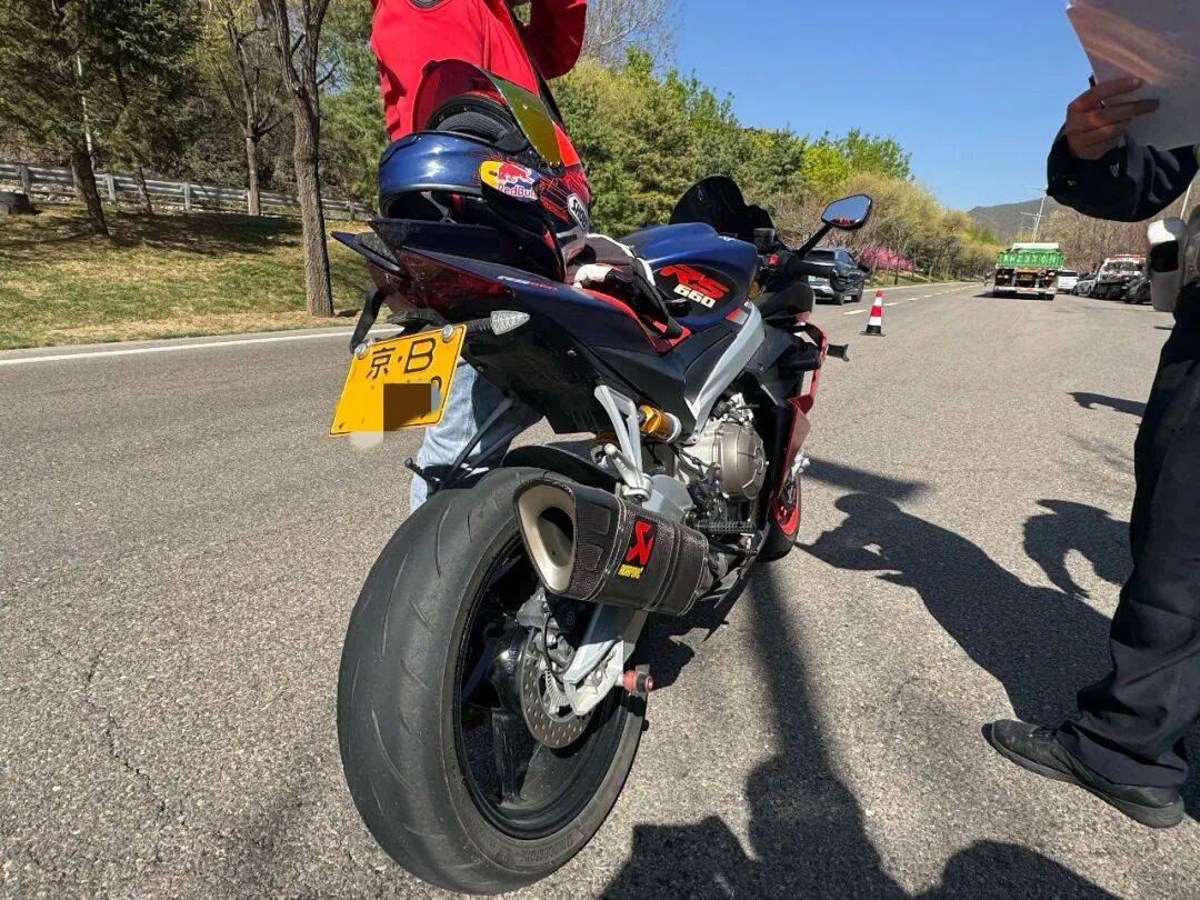 皇冠信用网在哪里开通_2个多小时皇冠信用网在哪里开通,北京交警拦停六七十辆摩托车