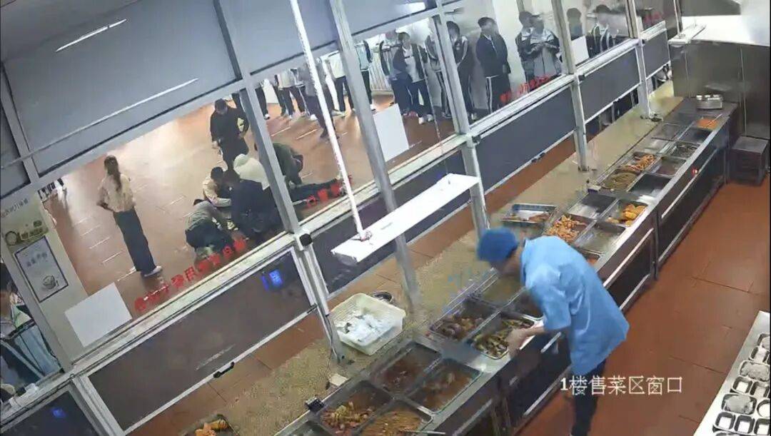 皇冠信用网会员开户_厦门16岁女生在学校食堂排队时突然倒地心脏骤停皇冠信用网会员开户，三名教师接力心肺复苏，并用AED急救，女生暂脱离危险；校长：上个月刚培训了AED