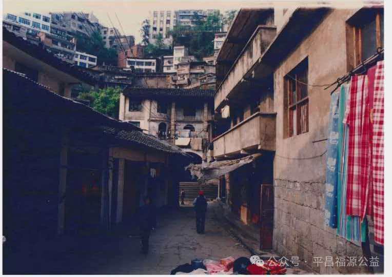 皇冠信用网占成代理_80后女子悬赏万元寻亲：自称出生13天在川剧团旁被捡到皇冠信用网占成代理，襁褓内字条载其生辰丨红星寻人